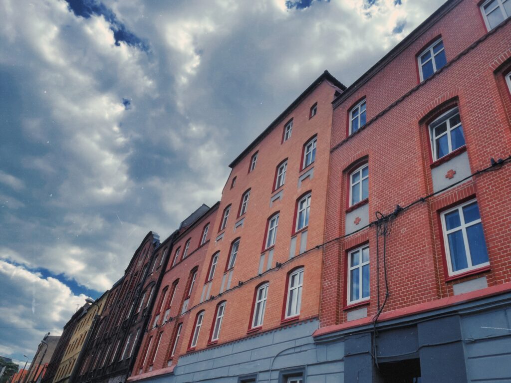 kamienica z czerwonej cegły