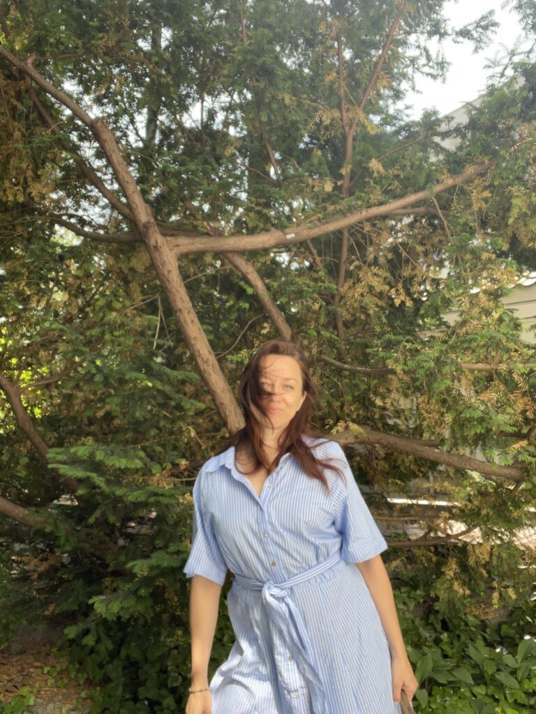 kobieta na tle drzewa